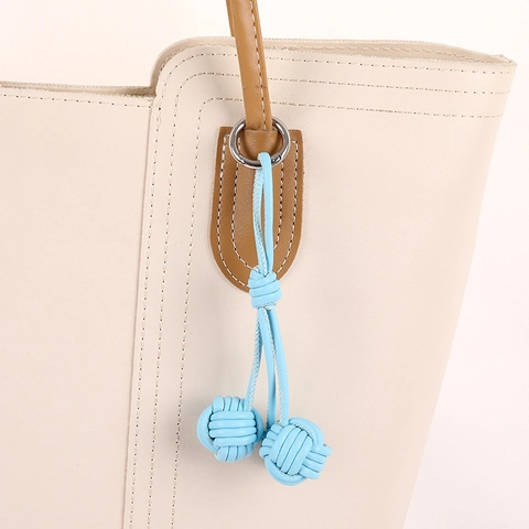 Handgefertigt Gewebt Kunstleder Ball Schlüsselanhänger Ins Stil Süß Vielseitig Tasche Charm Zubehör Für Damen Handyband