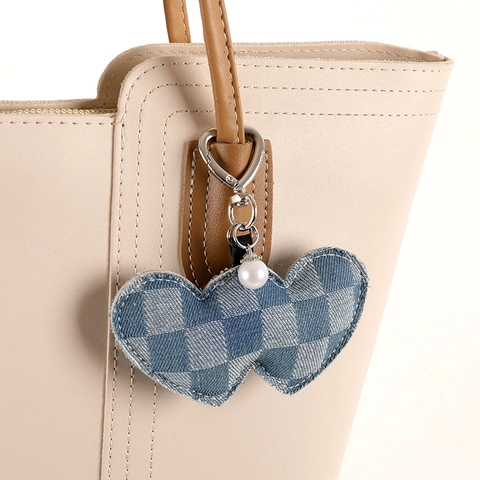 Ciondolo per Borsa a Doppio Cuore in Tessuto Denim con Paillettes Scacchiera Stella Portachiavi con Perla Artificiale Donna