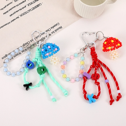 Porte-clés de Champignon en Perles avec Corde Tressée Fait Main Breloque de Sac avec Lettres de l'Alphabet Colorées pour Femmes Pendentif de Téléphone avec Clip en Coeur Accessoire