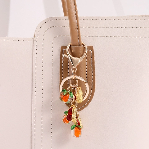 Porte-clés Créatif Kaki Cacahuète en Alliage Plaqué Or Charme de Sac Succès Pendentif en Résine Kaki Accessoires de Clés