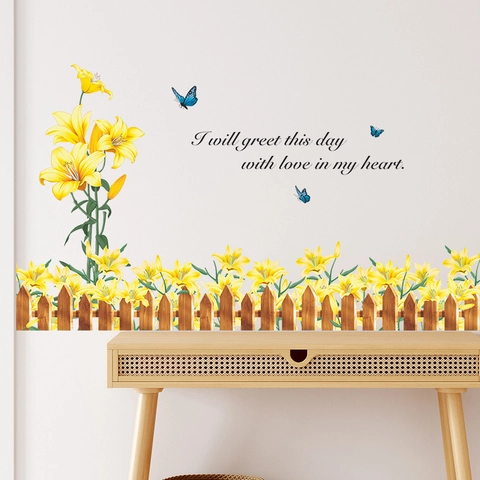 Frische gelbe Lilie Blume Holzzaun blaue Schmetterling Wandaufkleber wasserdichte PVC abnehmbare Heimdekoration Wandbild für Schlafzimmer