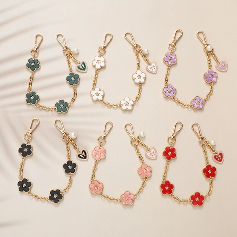 Elegante Llavero de Flor de Cinco Pétalos de Aleación Esmaltada para Mujer Cadena Dorada Colgante de Bolso con Perla Artificial Corazón