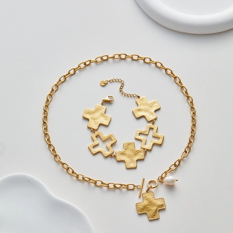 Collana con Pendente a Croce e Bracciale in Acciaio Inossidabile Placcato Oro Texture Martellata Perla Artificiale Chiusura OT Gioielli Hip Hop Donna
