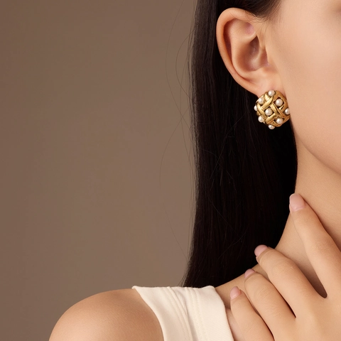 Orecchini a Bottone Quadrati Intrecciati con Künstliche Perle in Acciaio Inossidabile Placcato Oro 18K Vintage Francese Gioielli Donna
