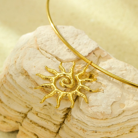 18K Vergoldeter Edelstahl Spiralsonne Anhänger Choker Halskette Für Damen Vintage Geometrischer Sonnenstrahl Halsring Schmuck