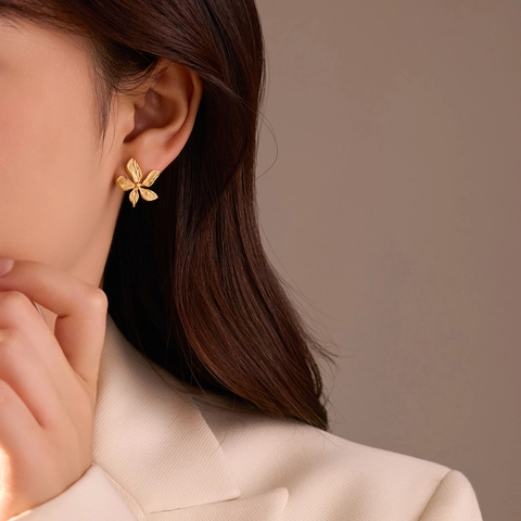 18K Gold Plated Stainless Steel Flower Stud Earrings Minimalist Textured Floral Earrings For Women Daily Fashion Jewelry