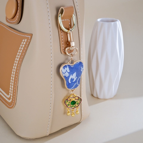 Chinoiserie Ping'an Schloss Schlüsselanhänger Taschenanhänger Handgefertigt Satin Stoff Emaille Blumenmuster Traditionelles Amulett