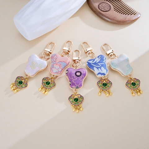 Chinoiserie Ping'an Schloss Schlüsselanhänger Taschenanhänger Handgefertigt Satin Stoff Emaille Blumenmuster Traditionelles Amulett