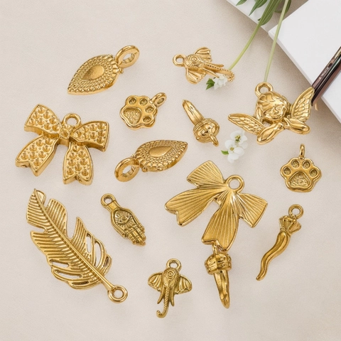 Pendentifs en Acier Inoxydable Breloques Pour Création de Bijoux Papillon Feuille Cupidon Éléphant Hamsa Cœur Plume Doré