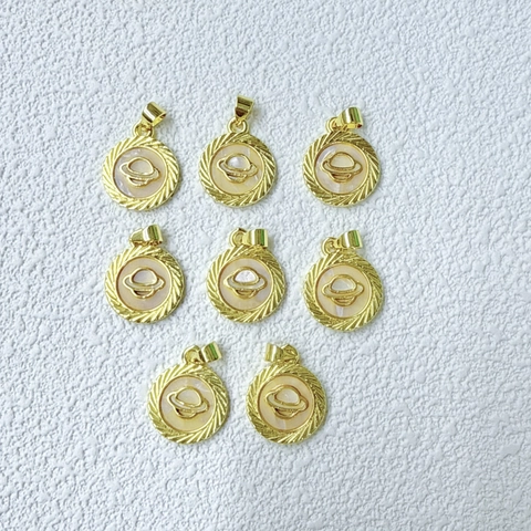Colgante Redondo de Cobre Bañado en Oro de 18K con Incrustación de Concha Estrella Luna Corazón Cruz Mariposa Dijes DIY para Joyería