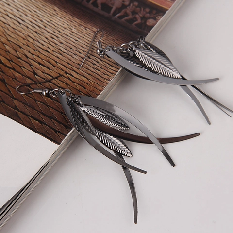 Bohemian Alloy Leaf Dangle Earrings For Women Vintage Tassel Feather Pattern Drop Earrings For Party Vacation Jewelry Gift