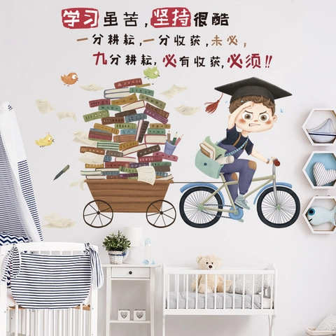 Cartoon Jongen Op Fiets Met Boeken Motiverende Muursticker Inspirerende Citaten PVC Waterdichte Sticker Voor Kinderkamer Studeerkamer Decoratie