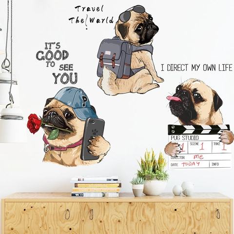 Nordischer Stil Karikatur Mops Hund Wandaufkleber Motivierende Englische Sprüche Reise Regisseur Mops PVC Selbstklebend Wandtattoos Für Schlafzimmer Wohnzimmer