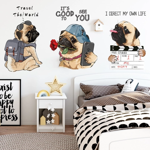 Nordischer Stil Karikatur Mops Hund Wandaufkleber Motivierende Englische Sprüche Reise Regisseur Mops PVC Selbstklebend Wandtattoos Für Schlafzimmer Wohnzimmer