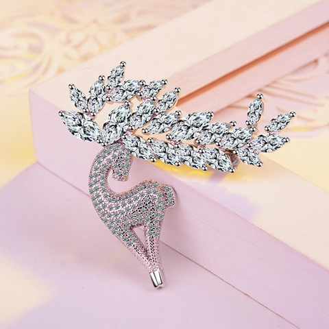 Elegante Broche de Reno de Circonia para Mujer Cobre Forma de Alce Animal Con Circonia Transparente Incrustada Joyería de Moda