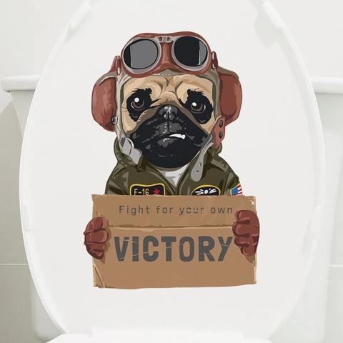 Cartoon Piloot Mopshond Toiletsticker Waterdicht Verwijderbaar PVC Badkamer Decoratie Met Luchtvaart Overwinning Slogan