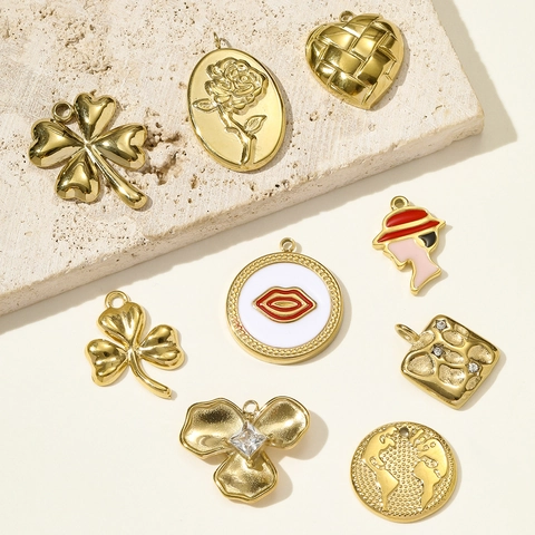 Colgantes Vintage de Acero Inoxidable Trébol Corazón Mapa del Mundo Labios Rosa Silueta de Mujer Dijes Para Joyería DIY Collar Accesorios
