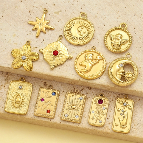 Pendentifs Cartes de Tarot Vintage en Acier Inoxydable Plaqués Or Breloques Mystiques Célestes Avec Strass Soleil Lune Ange Fleur Accessoires Bijoux DIY