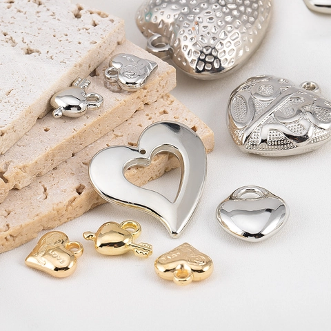 Heart Shaped DIY Jewelry Pendants Electroplated Plastic For Necklace Bracelet Making Carved Hollow Smooth Surface Gold Silver Charms Accessory