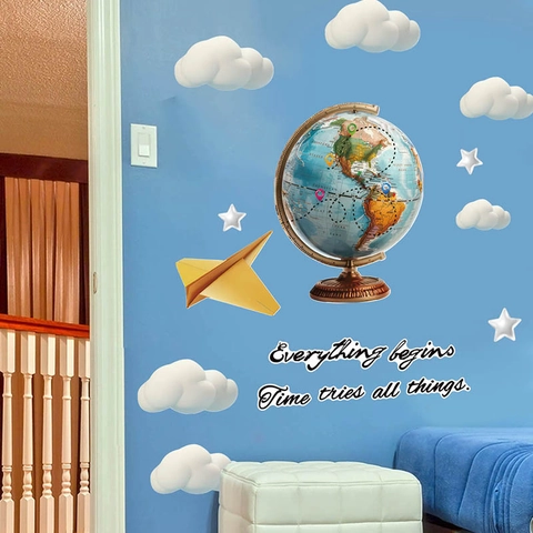 Adesivi Murali Mappamondo Nuvole Stelle Aeroplanino Carta Frasi Motivazionali Everything Begins PVC DIY Decalcomanie Cameretta