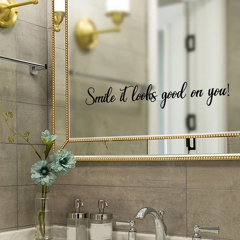 Sticker Mural Citation Anglaise Smile It Looks Good On You Autocollant Décoration Miroir Écriture Artistique Minimaliste PVC pour Chambre Salle de Bain