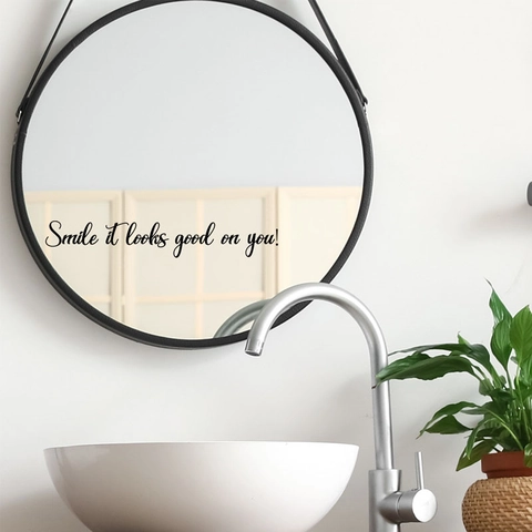 Sticker Mural Citation Anglaise Smile It Looks Good On You Autocollant Décoration Miroir Écriture Artistique Minimaliste PVC pour Chambre Salle de Bain