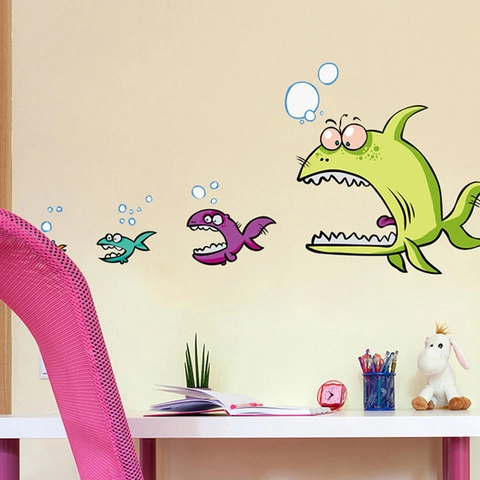 Adesivo Murale PVC Cartone Animato Pesce Grande Mangia Pesce Piccolo Removibile Autoadesivo Animali Marini DIY Decor per Cameretta