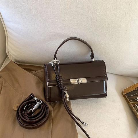 Retro Litschikorn PU Leder Umhängetasche für Damen Minimalistische Quadratische Tasche mit Silber Metallverschluss Verstellbarer Riemen