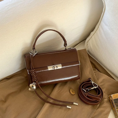 Retro Litschikorn PU Leder Umhängetasche für Damen Minimalistische Quadratische Tasche mit Silber Metallverschluss Verstellbarer Riemen