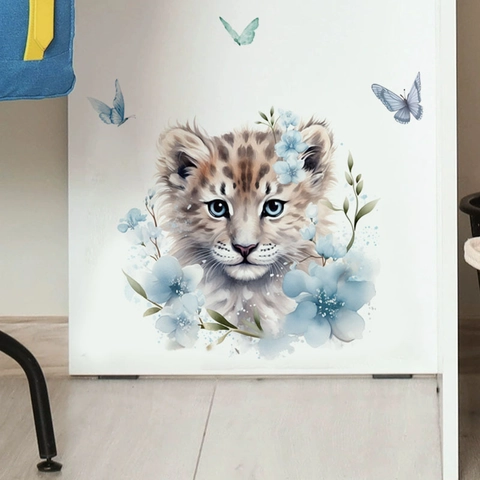 Adesivo da Parete Artistico Cucciolo di Leopardo Fiori Blu Acquerello e Farfalle Decalcomania in PVC Impermeabile