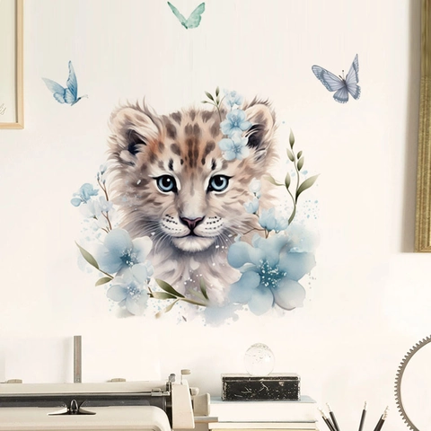 Adesivo da Parete Artistico Cucciolo di Leopardo Fiori Blu Acquerello e Farfalle Decalcomania in PVC Impermeabile