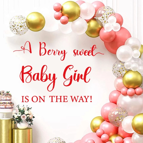 A Berry Sweet Baby Girl Is On The Way Stickers Muraux PVC Inscription Rouge pour Baby Shower Fête de Naissance Décoration