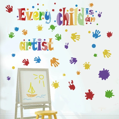 Sticker Mural Chaque Enfant Est Un Artiste Empreintes Mains Colorées Taches Peinture Décalcomanie PVC Amovible Pour Chambre Enfant École