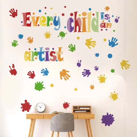Sticker Mural Chaque Enfant Est Un Artiste Empreintes Mains Colorées Taches Peinture Décalcomanie PVC Amovible Pour Chambre Enfant École