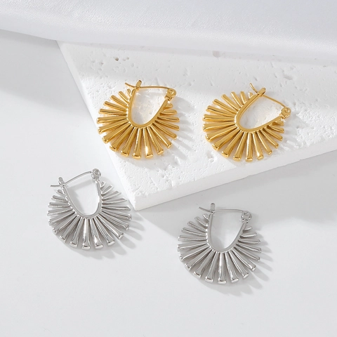 316 Stainless Steel Sunburst Fan Shaped Huggie Hoop Earrings 18K Gold Plated Radiating Geometric Jewelry For Women Girls Simple Fashion Accessory