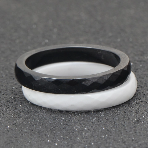 Minimalistische Keramische Gefacetteerde Ruitvormige Ring Voor Heren Dames Zwart Wit Simpele Geometrische Gepolijste Sieraden