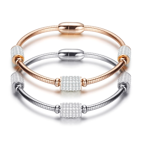 Bracelet en Acier Inoxydable Incrusté de Strass Chaîne d'Os de Serpent pour Femme Élégant Pendentif Rond avec Fermoir Magnétique Bijoux Or Rose