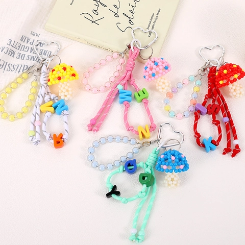Handgefertigter Taschenanhänger Mit Pilzperlen Aus Acryl Alphabet Buchstaben Baumwollseil Herzclip Süßer Schlüsselanhänger Damen