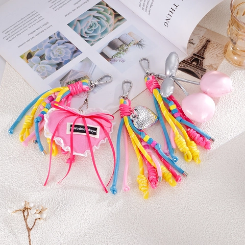 Ciondolo da Borsa a Forma di Cuore e Ciliegia in Corda di Nylon Intrecciata a Mano Portachiavi Donna in Pelle PU con Perline