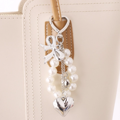 Portachiavi di Tendenza con Fiocco in Lega e Perle Artificiali Elegante Ciondolo per Borsa con Cuore Accessorio Dolce per Donne