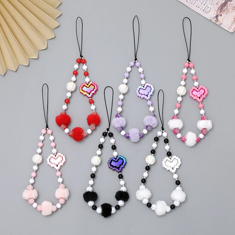 Handgefertigte Perlen Handyband Pixel Herz Anhänger Plüschball Anti Verlust Handgelenkschlaufe Kurze Handykette Dekoration Für Damen