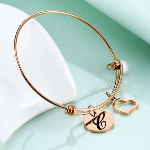 Bracelet à Breloque Initiale en Acier Inoxydable Femmes Or Rose Cœur Perle Artificielle Jonc Ajustable Alphabet Gravé Laser Bijou