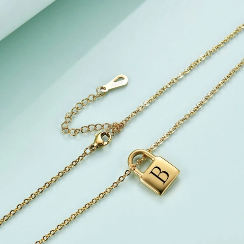 Collier Cadenas Lettre en Acier Inoxydable 304 pour Femmes Plaqué Or 18K Pendentif Initiale Gravé Bijoux Polyvalents Cadeau
