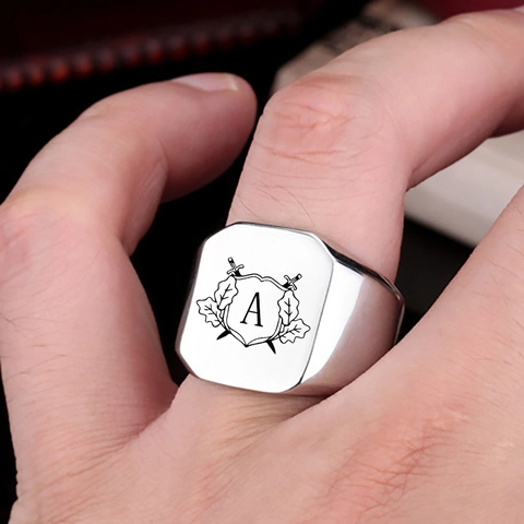 Chevalière Homme Acier Titane Vintage Blason Héraldique Bouclier Doubles Épées Initiale Lettre A-Z Carrée Polie Bijoux