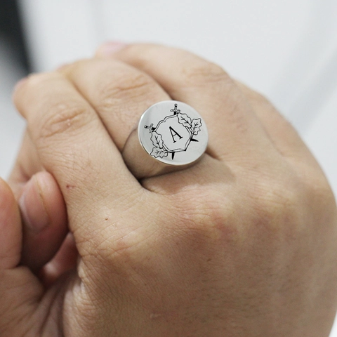 Vintage Stainless Steel Signet Ring for Men Round Engraved Shield Crest Sword Leaf Letter Finger Ring Fashion Jewelry