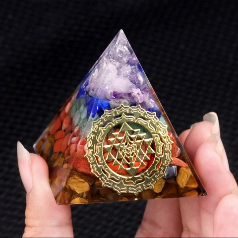 Piramide Orgonite in Pietra Cristallina Naturale Con Simbolo Sri Yantra Piramide Energetica Chakra in Resina Fatta a Mano