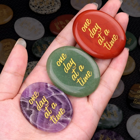 Pierres de Paume en Agate de Cristal Naturelle Gravées One Day At A Time Worry Stones Polies Ovales Cristaux de Guérison pour Méditation Stress Soulagement Cadeau