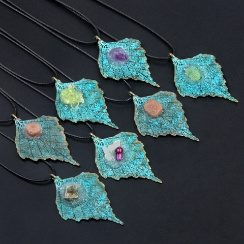 Vintage Alloy Maple Leaf Pendant Necklace With Natural Amethyst Raw Stone Inlaid Bohemian Verdigris Leaf Jewelry For Women