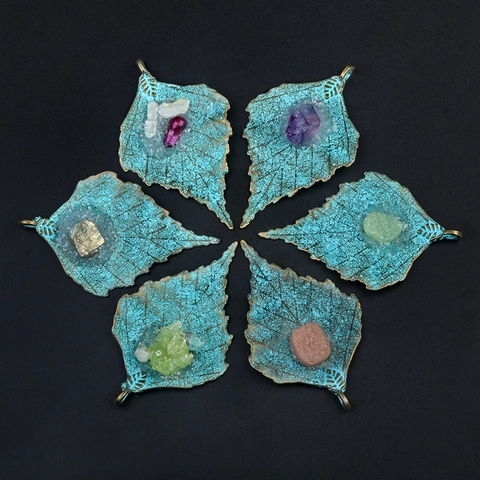 Vintage Alloy Maple Leaf Pendant Necklace With Natural Amethyst Raw Stone Inlaid Bohemian Verdigris Leaf Jewelry For Women