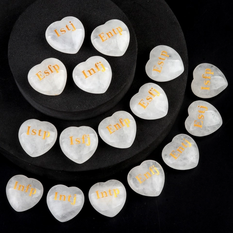 Pierre de Cristal Naturelle en Forme de Coeur Avec Symboles de Type de Personnalité MBTI Gravés à l'Or Quartz Blanc Quartz Rose Décoration de Bureau